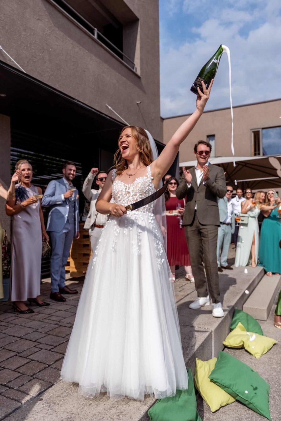 Hochzeit Steinburg Würzburg | Editorial Style & Party | Florian Knusper 141 Braut eröffnet Sektflasche mit Säbel feiern.