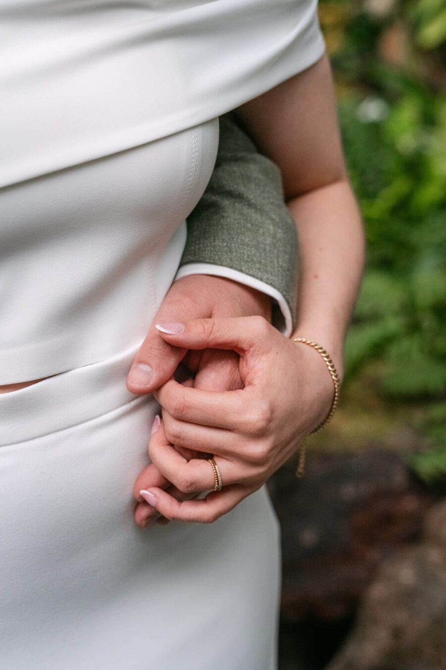 Hochzeit Insel Mainau Bodensee – Heiraten am Bodensee 227 Brautpaar hält Hände, Umarmung im Grünen