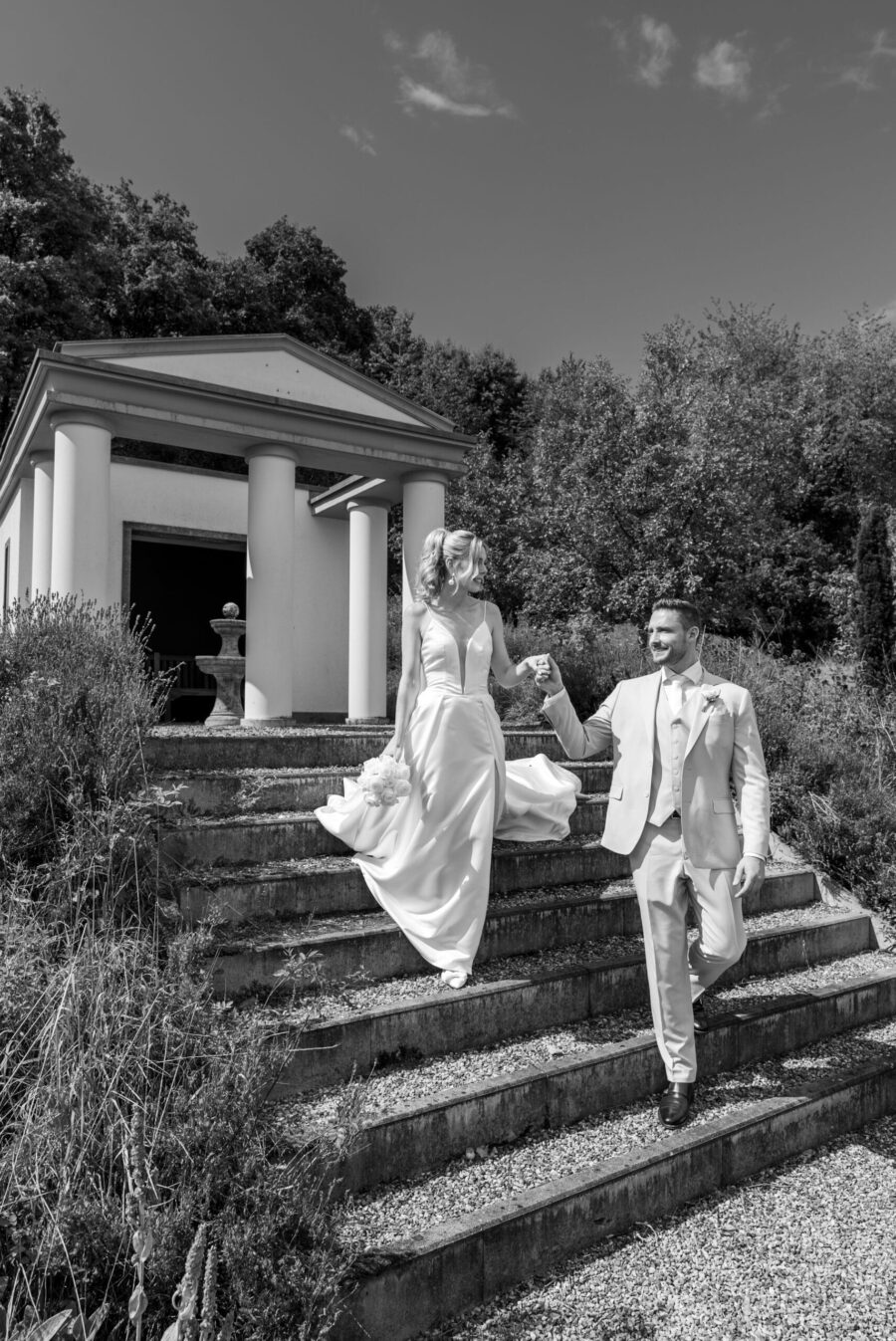 Hochzeit Villa Oriental | Editorial Summer Vibes & Live Cooking 72 Brautpaar auf Treppe vor Pavillon, Villa Oriental