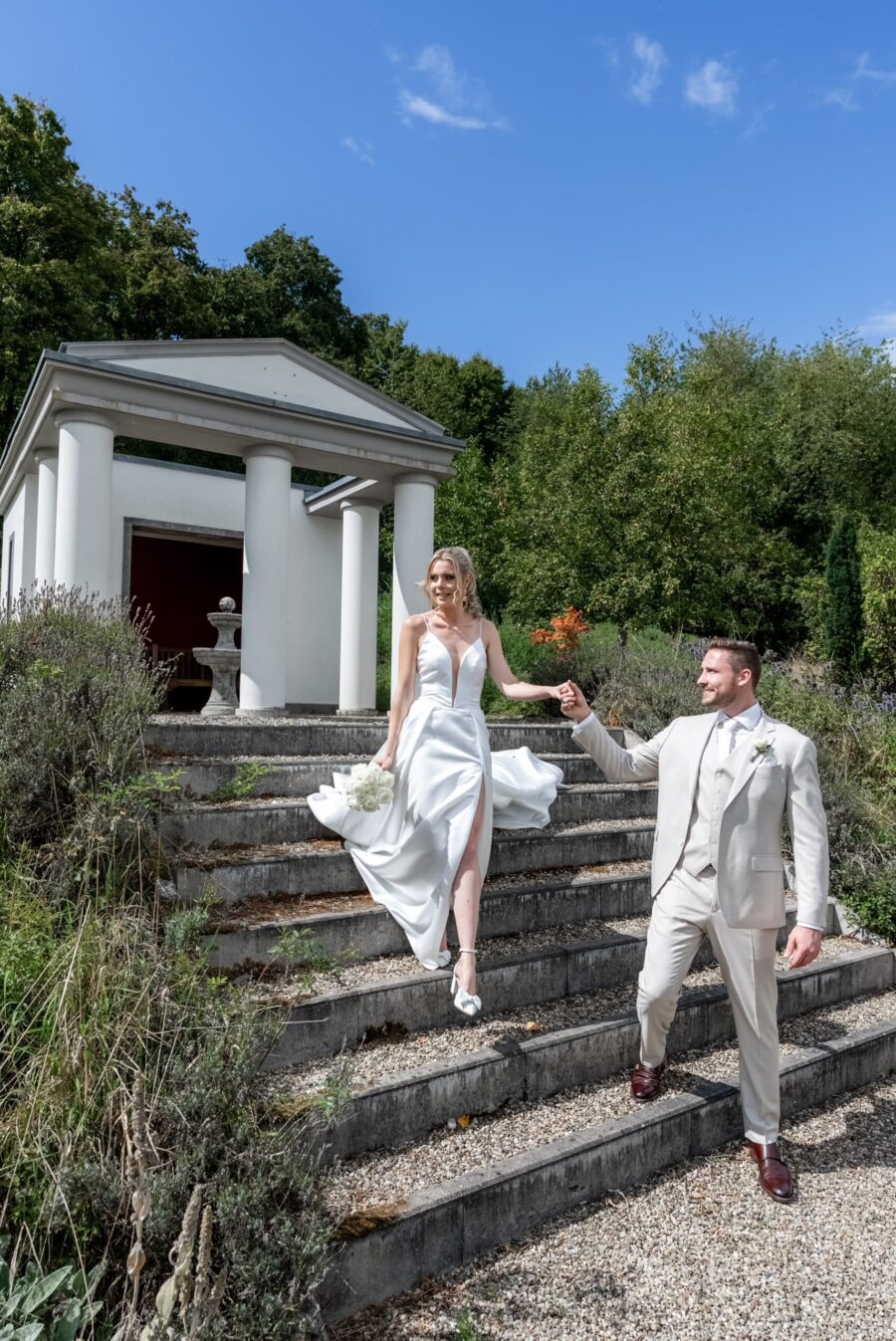 Hochzeit Villa Oriental | Editorial Summer Vibes & Live Cooking 73 Brautpaar auf Treppe vor Pavillon, Villa Oriental