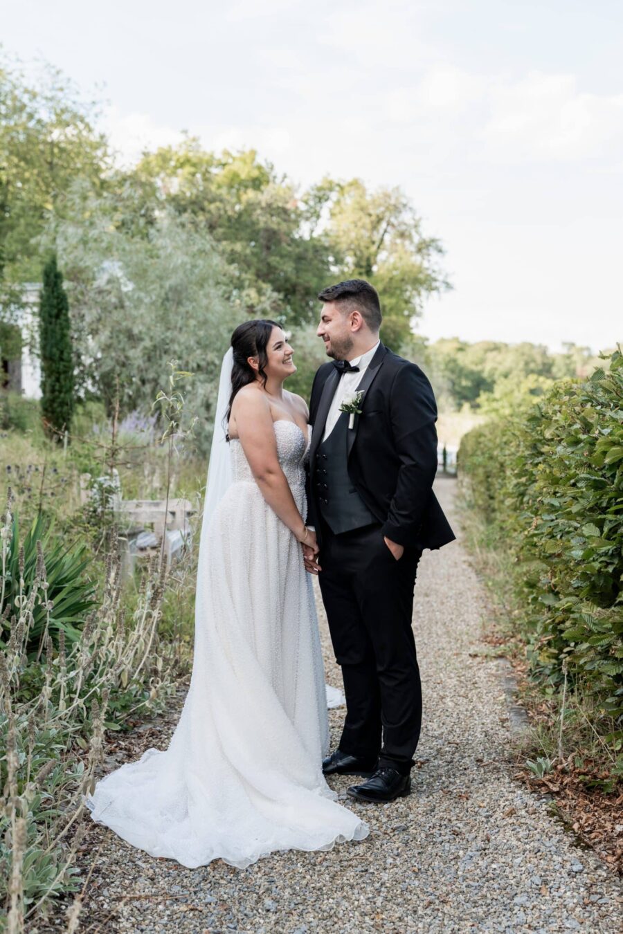 Brautpaar im Garten auf Kiesweg im Frühling