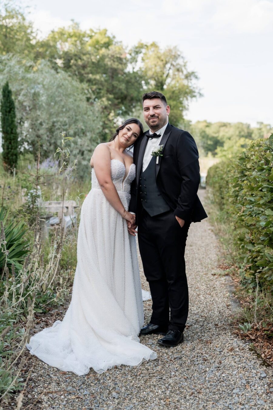 Brautpaar im Garten auf Kiesweg.