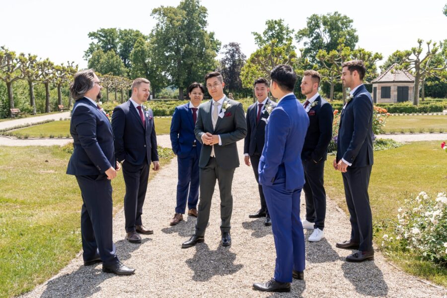 Gästeschar im Garten versammelt, Hotel Schindlerhof