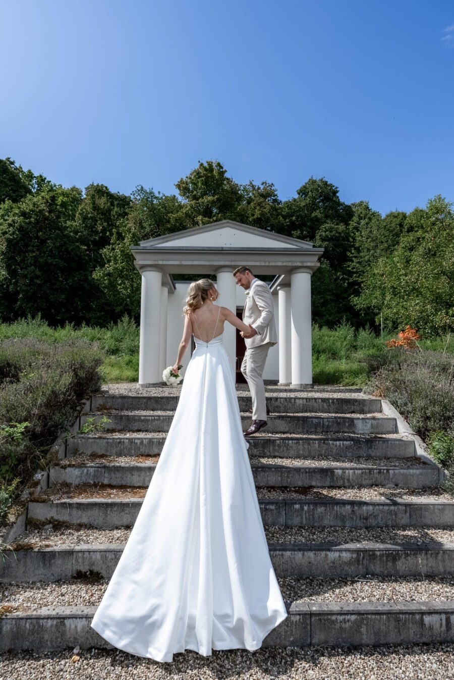 Hochzeit Villa Oriental | Editorial Summer Vibes & Live Cooking 74 Brautpaar auf Treppe vor Pavillon, Villa Oriental