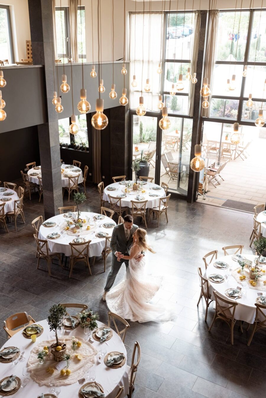 Hochzeitstanz in dekorierter Empfangshalle