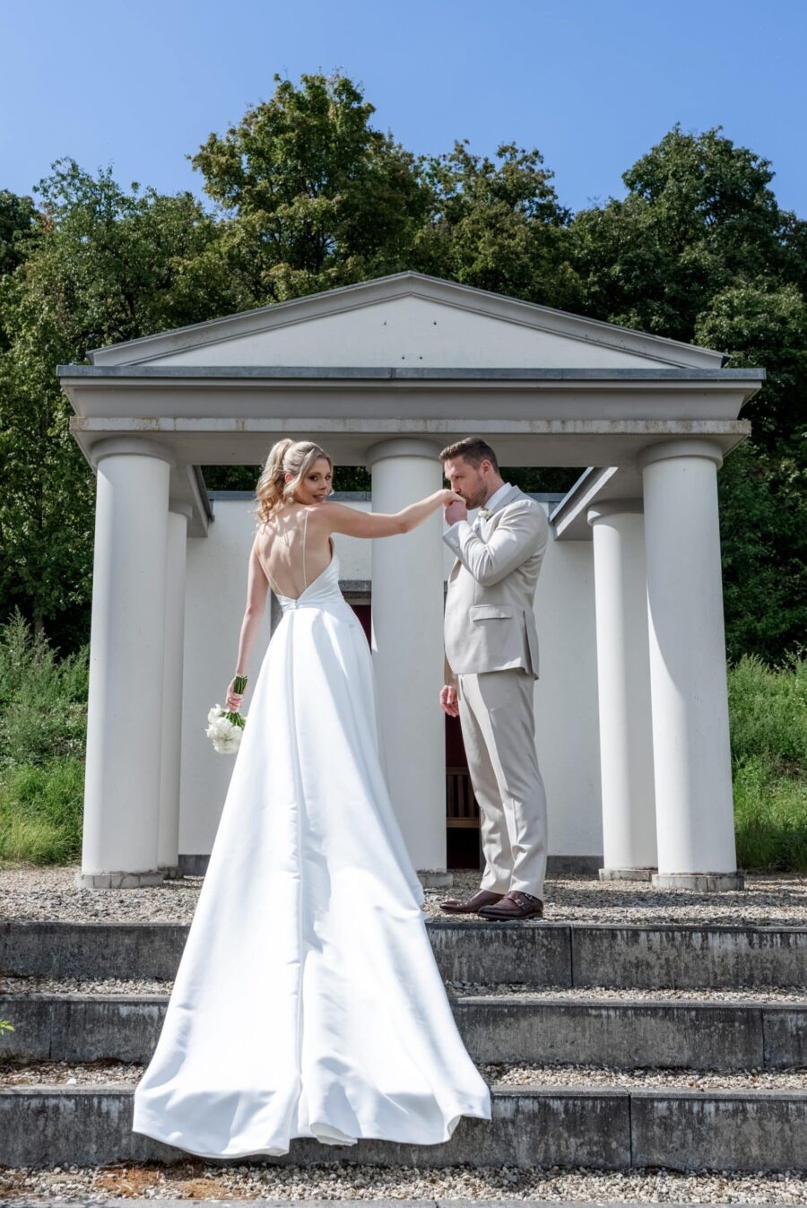 Hochzeit Villa Oriental | Editorial Summer Vibes & Live Cooking 348 Brautpaar vor Säulen im Garten, Villa Oriental