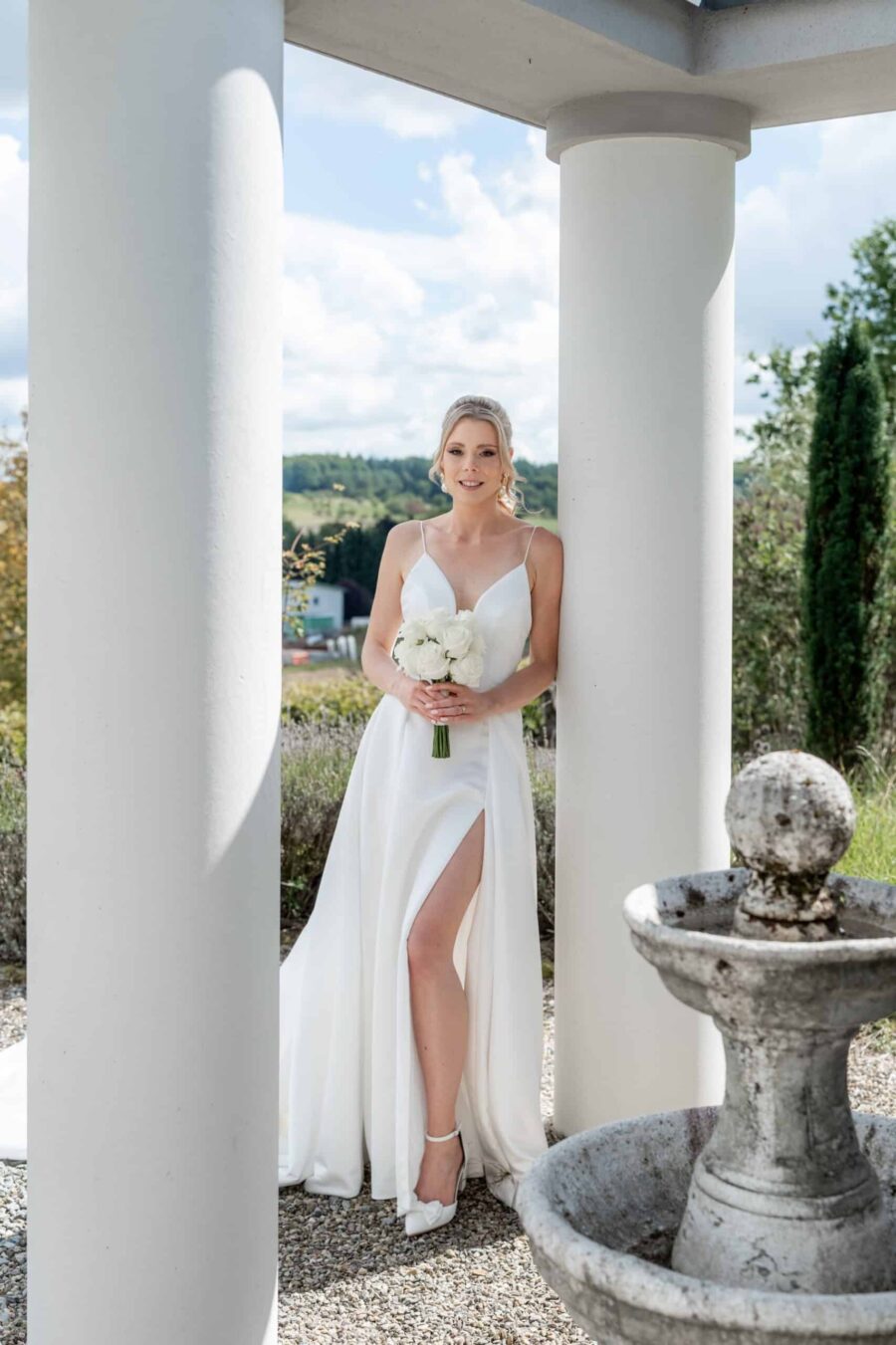 Braut im Garten mit Blumenstrauß, Villa Oriental