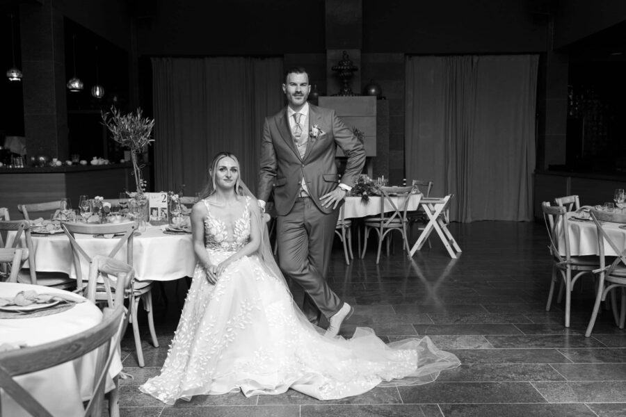 Brautpaar im eleganten Bankettsaal