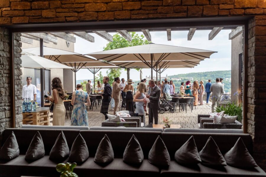 Hochzeit Steinburg Würzburg | Editorial Style & Party | Florian Knusper 50 Hochzeitsgesellschaft unter Sonnenschirmen auf Terrasse