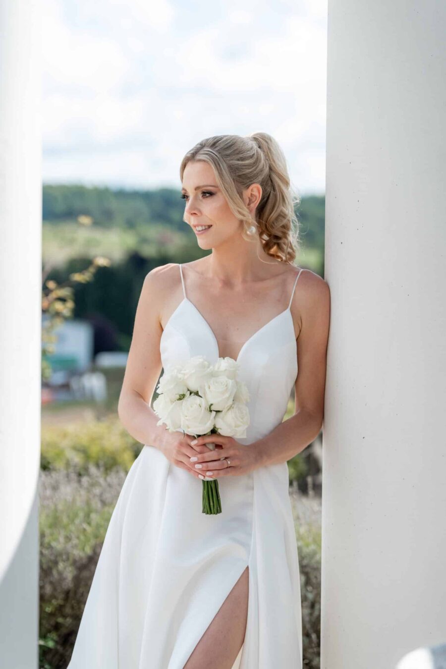 Braut mit Strauß vor Säule, Villa Oriental