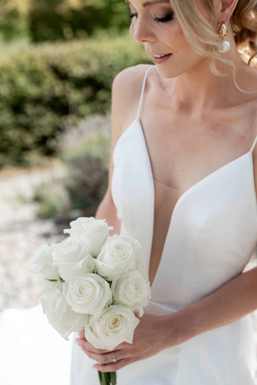 Braut mit weißem Blumenstrauß im Garten, Villa Oriental