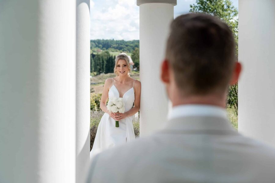 Braut mit Blumenstrauß vor Blumensäulen, Villa Oriental