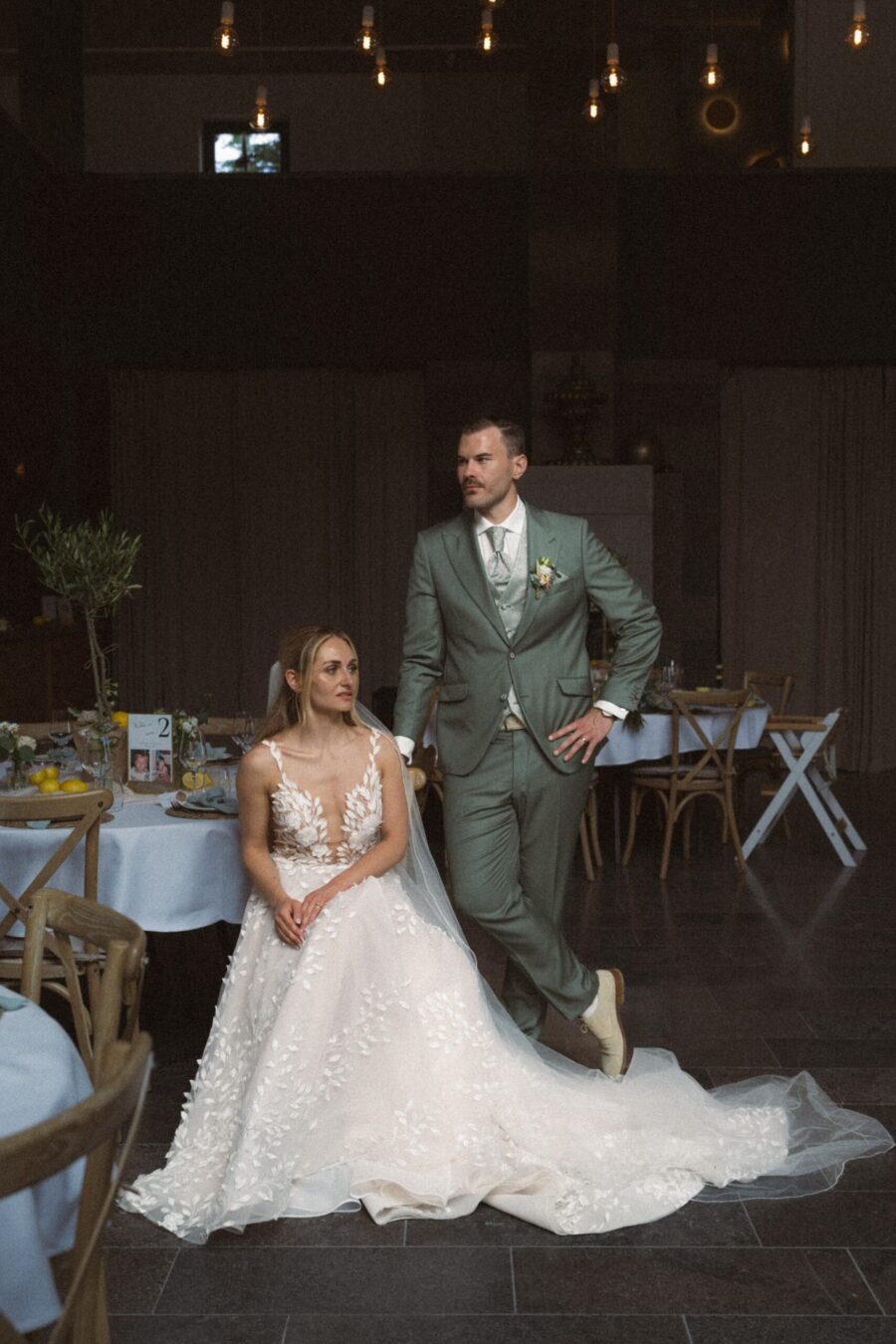 Brautpaar in Hochzeitskleidung im eleganten Saal