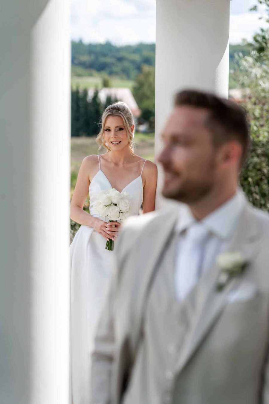 Braut mit Blumenstrauß hinter Bräutigam, Villa Oriental