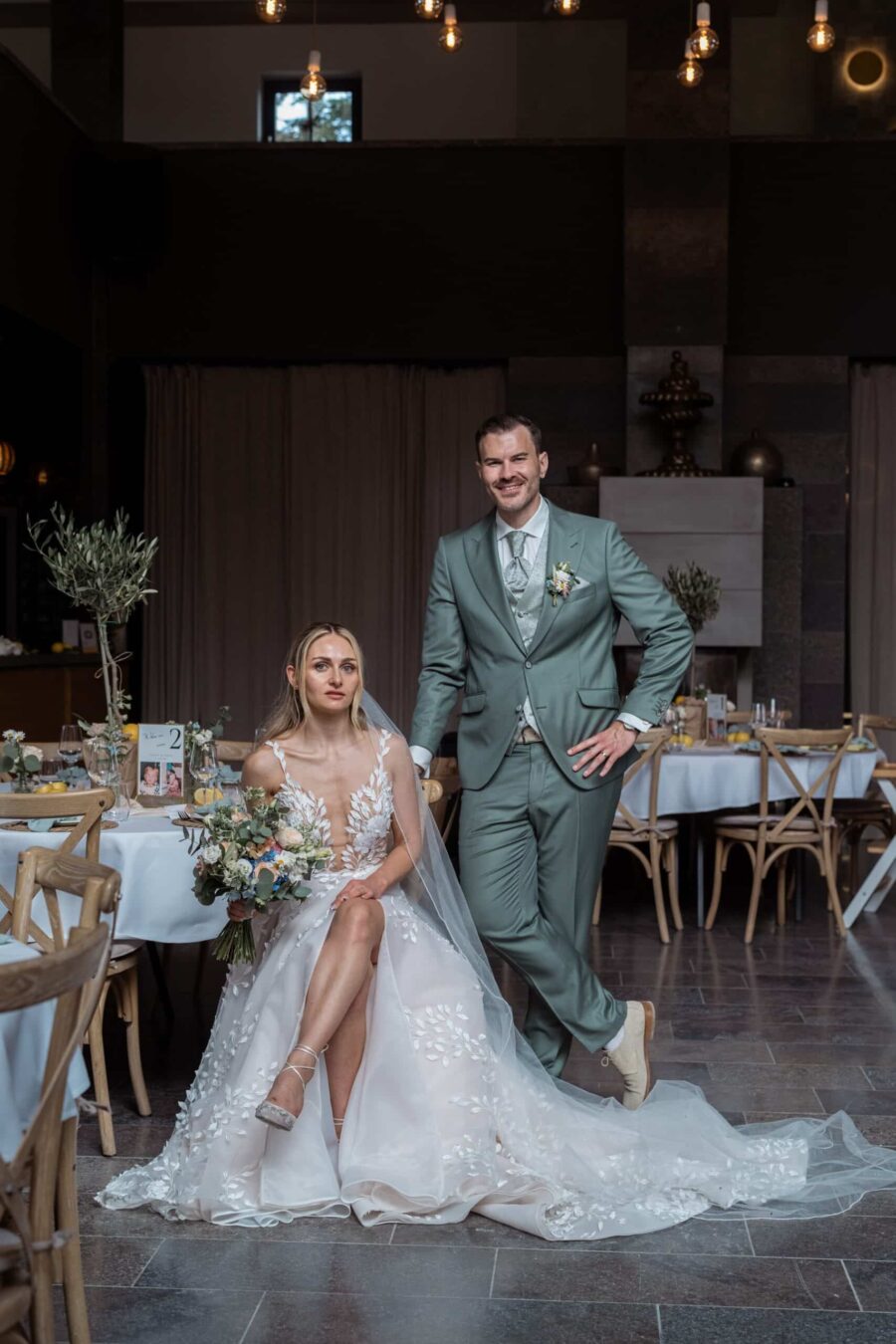 Brautpaar im festlich dekorierten Bankettsaal