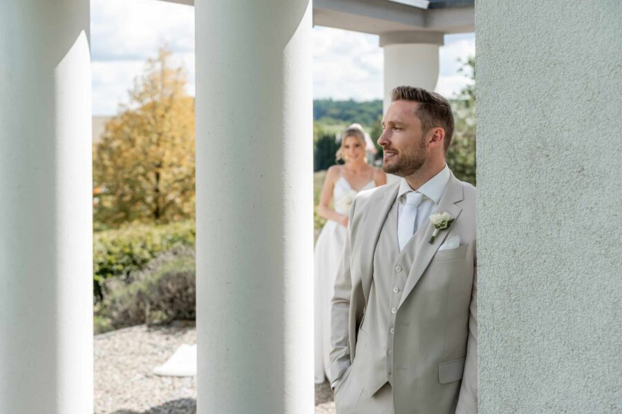 Hochzeit Villa Oriental | Editorial Summer Vibes & Live Cooking 82 Brautpaar in eleganter Gartenkulisse, Villa Oriental