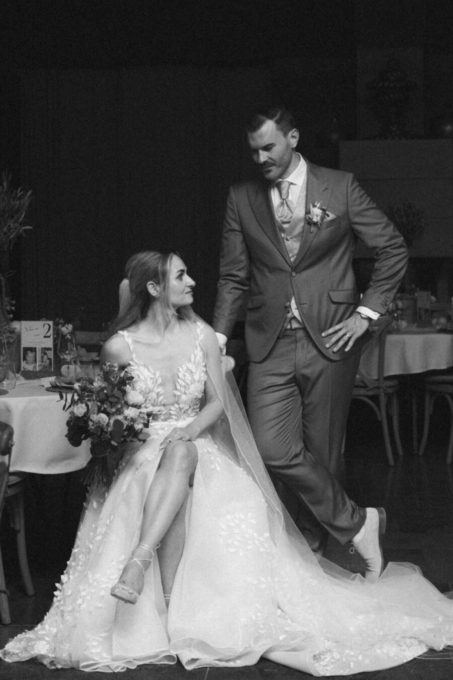 Brautpaar im eleganten Hochzeitsoutfit im Saal