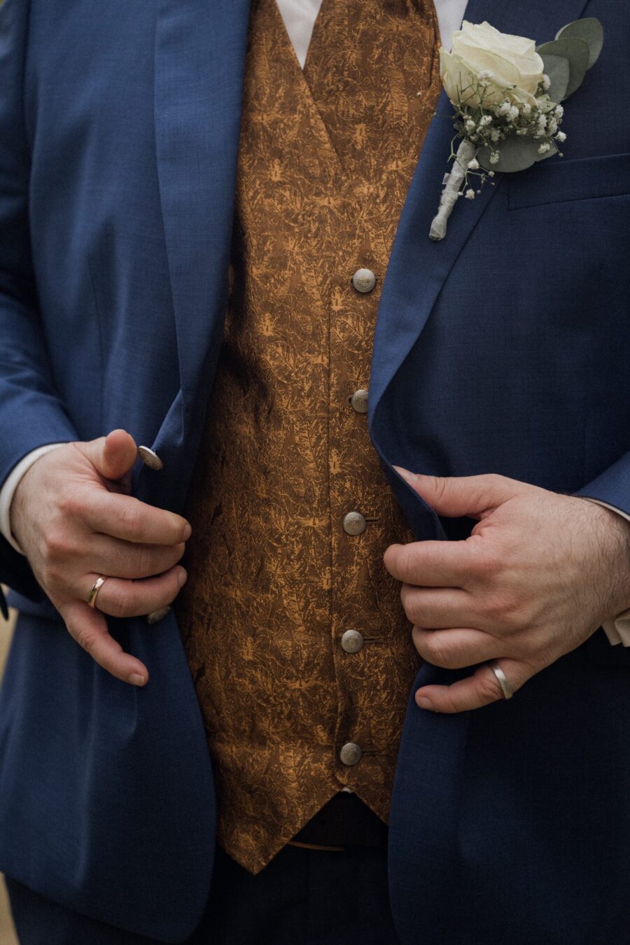 Hochzeitsanzug mit Blumenboutonniere