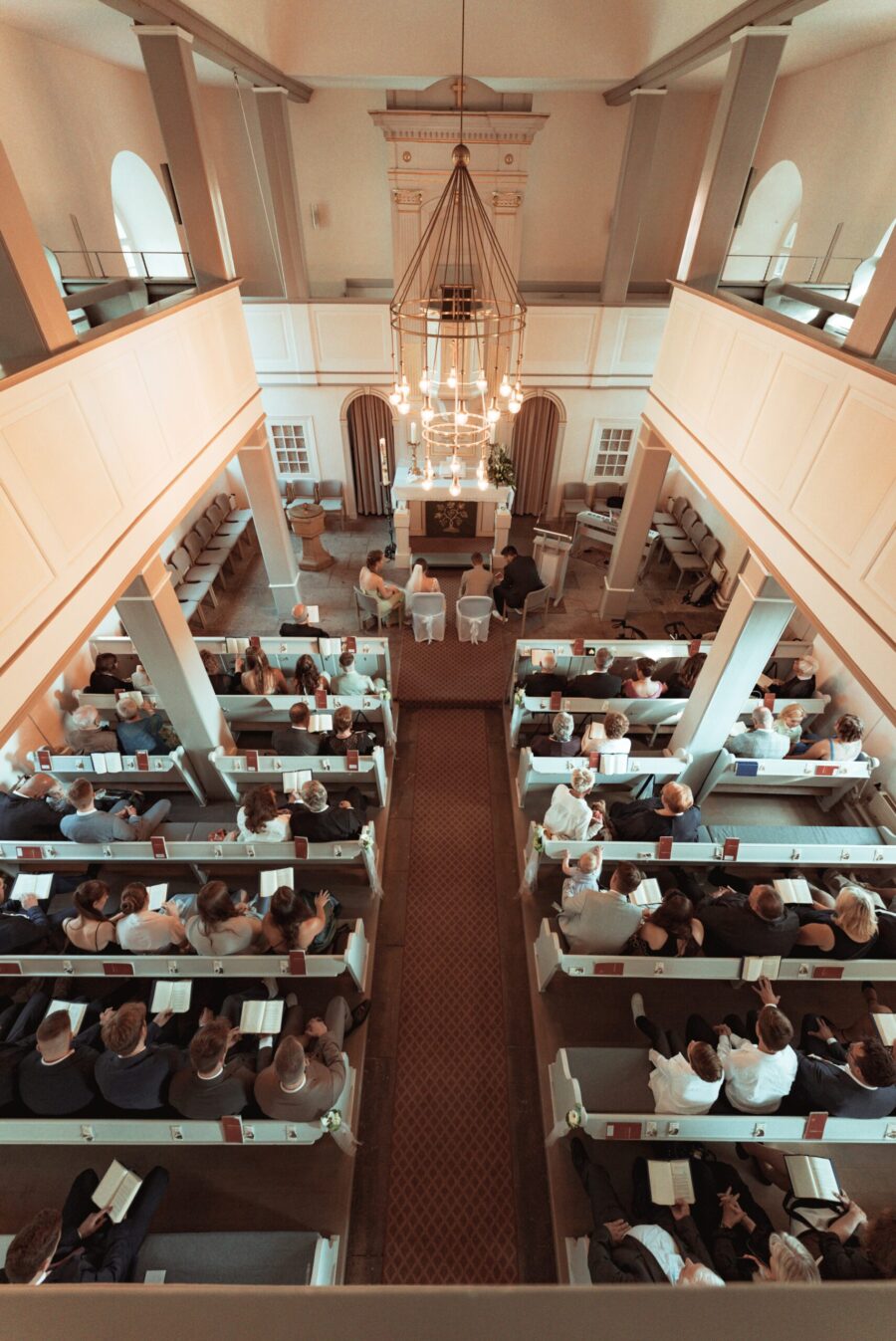Kirchliche Trauung mit Gästen in Sitzreihen