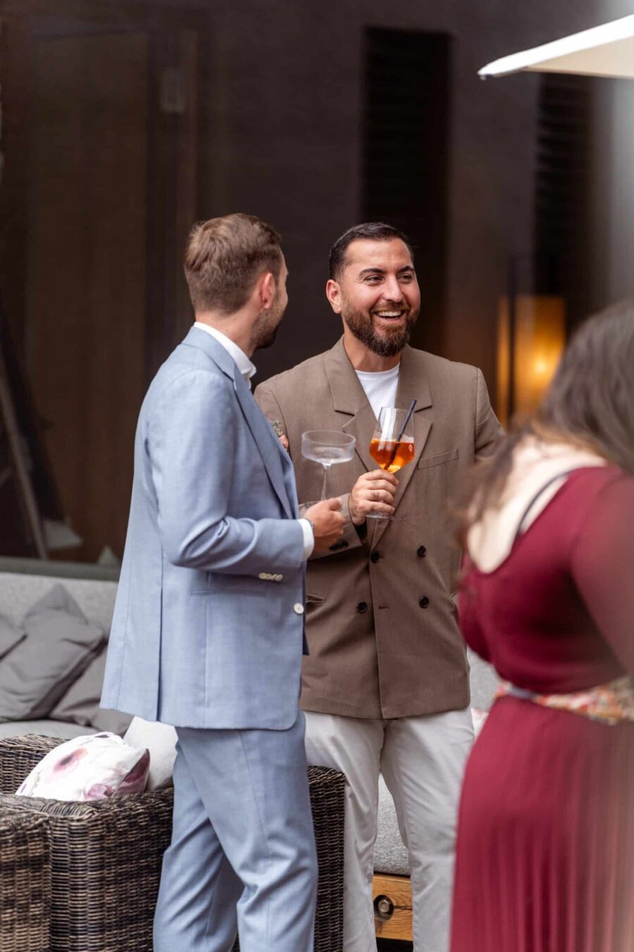 Hochzeit Steinburg Würzburg | Editorial Style & Party | Florian Knusper 51 Hochzeitsgäste im Gespräch mit Getränken im Freien