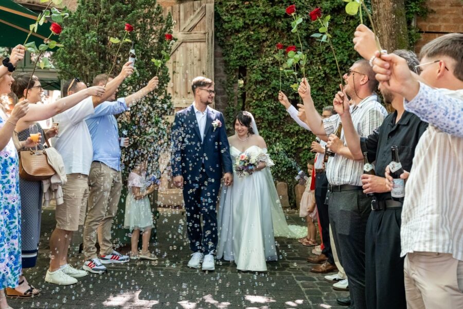 Brautpaar unter Rosen und Seifenblasen, Hofgut Hünersdorff