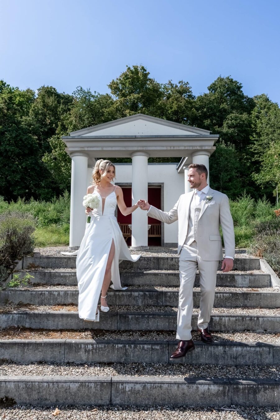 Hochzeit Villa Oriental | Editorial Summer Vibes & Live Cooking 357 Brautpaar auf Treppe vor Pavillon, Villa Oriental
