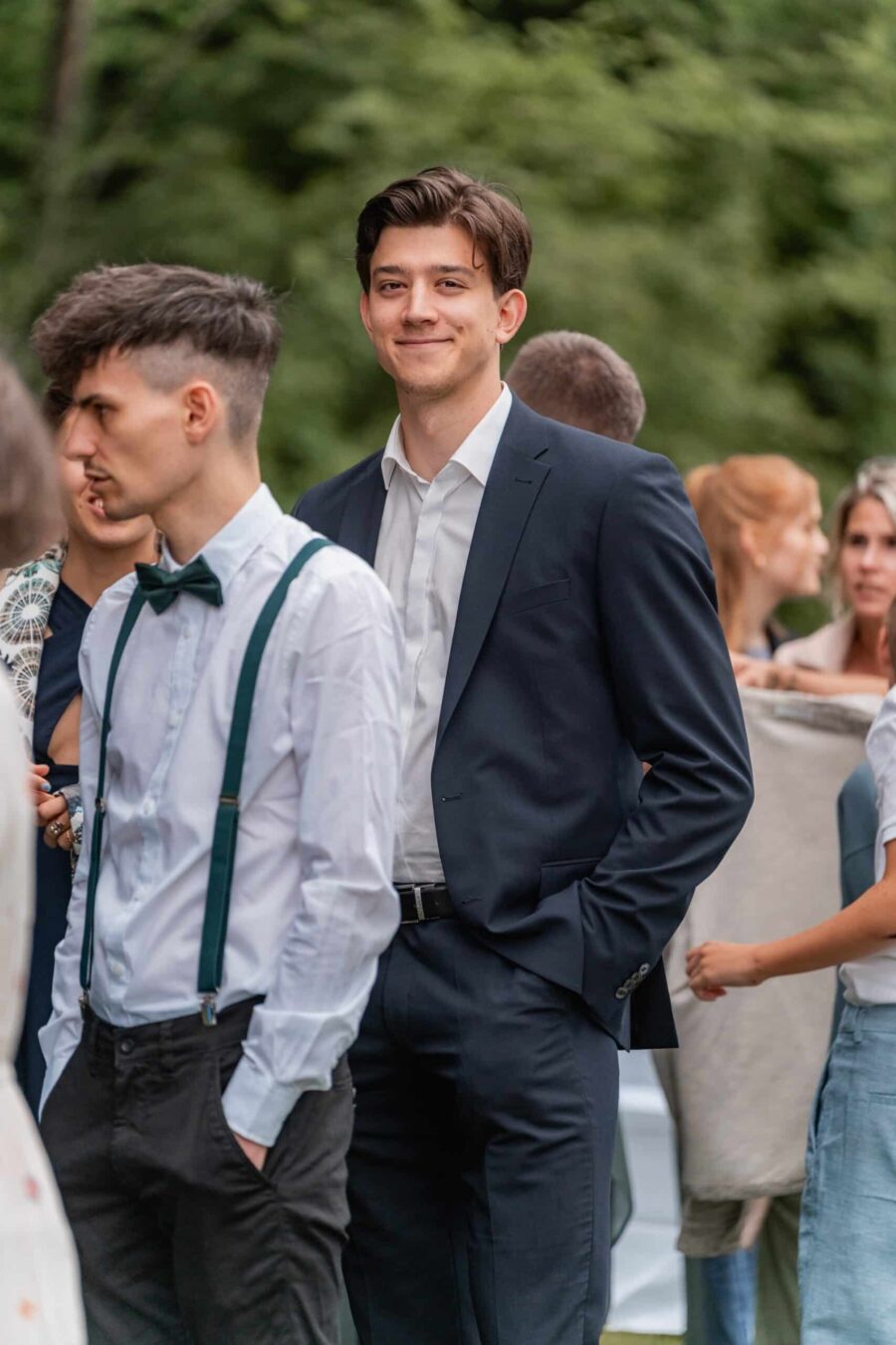 Gäste bei einer Hochzeit im Freien