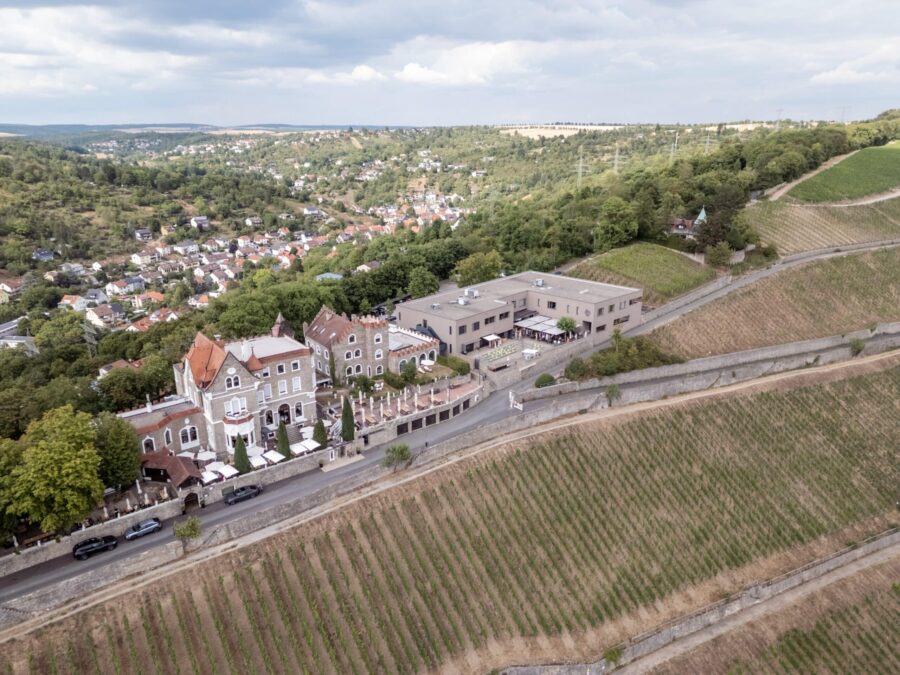 Hochzeit Steinburg Würzburg | Editorial Style & Party | Florian Knusper 146 Weingut umgeben von Hügeln und Häusern im Sommer