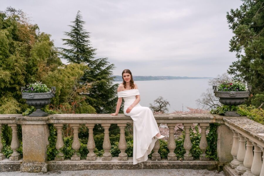 Braut im weißen Kleid auf Terrasse mit Seeblick