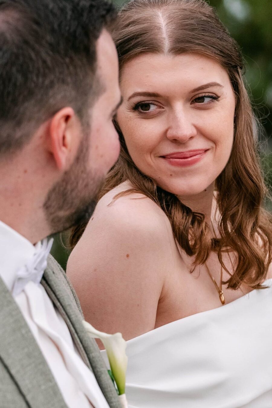 Hochzeit Insel Mainau Bodensee – Heiraten am Bodensee 237 Brautpaar in Nahaufnahme mit liebevollem Blickkontakt