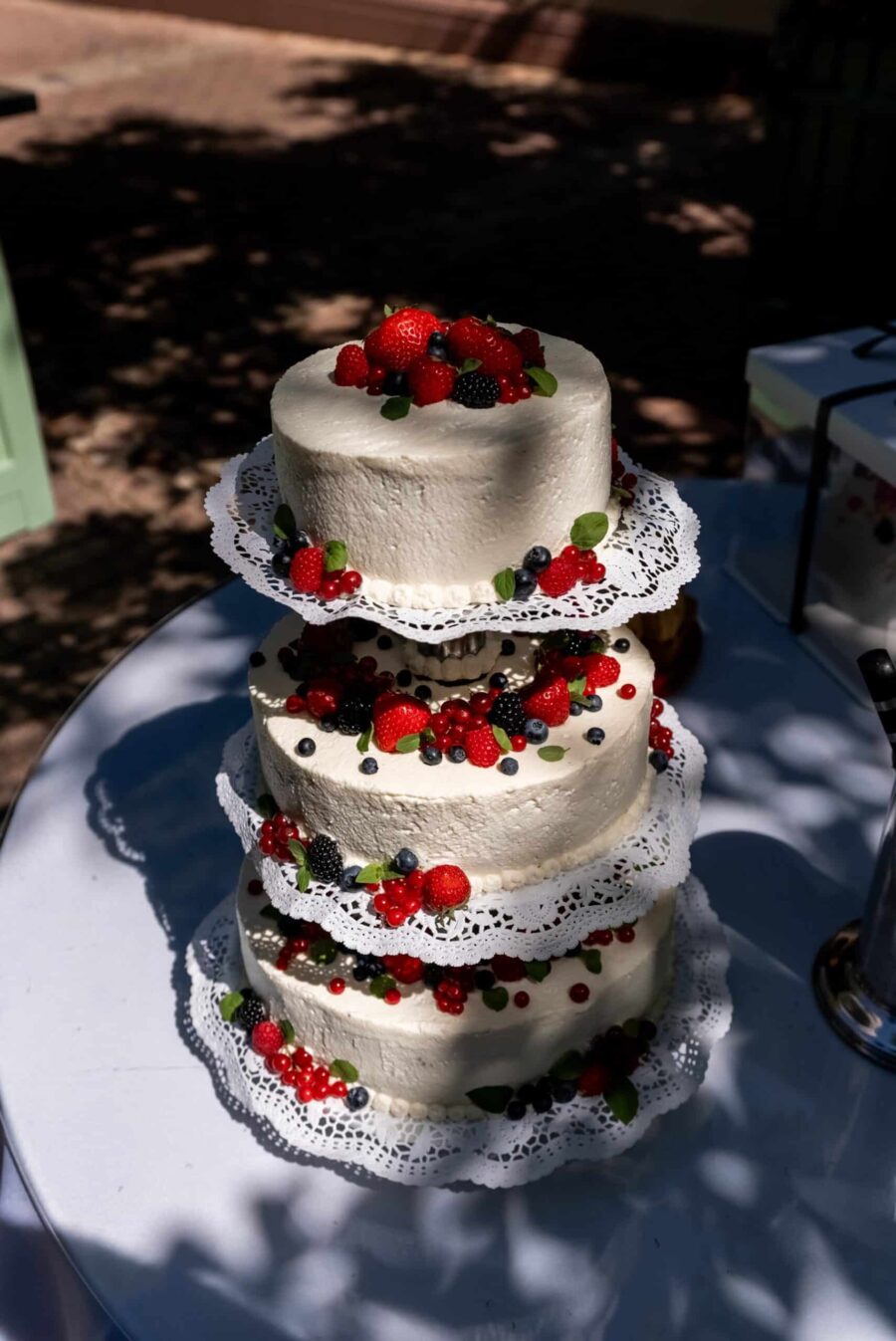 Dreistöckige Hochzeitstorte mit Beerenverzierung. Hofgut Hünersdorff
