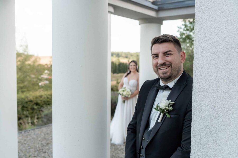 Bräutigam und Braut posieren in Säulengang