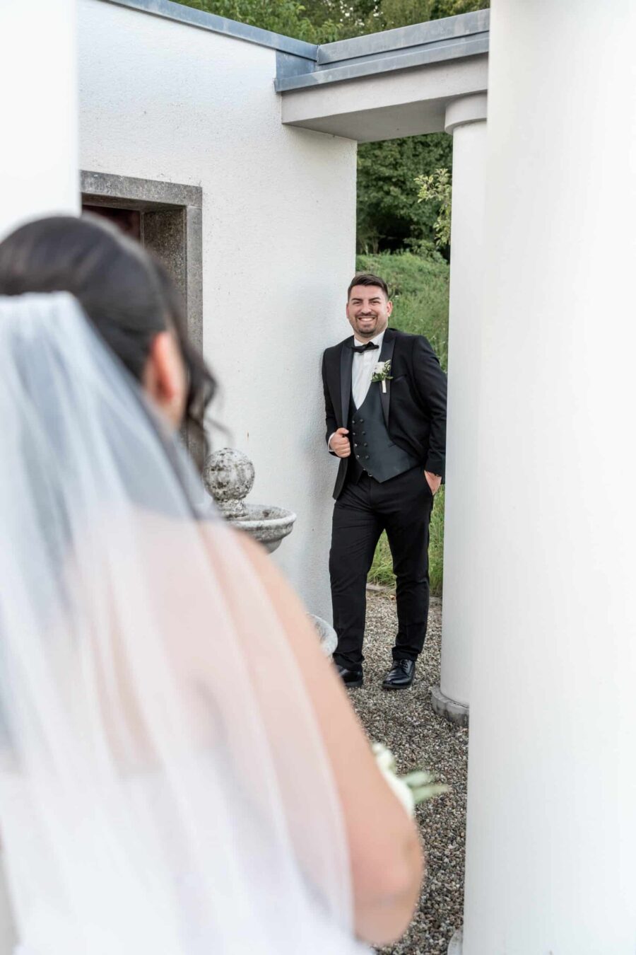 Bräutigam und Braut an Hochzeitslocation im Freien
