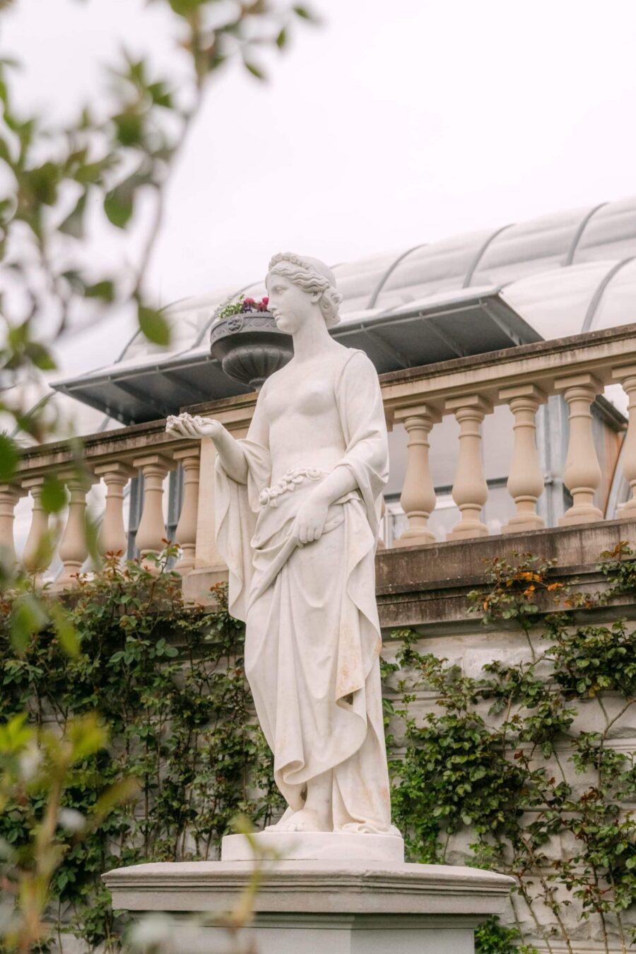 Hochzeit Insel Mainau Bodensee – Heiraten am Bodensee 240 Hochzeitslocation im Garten mit klassischer Statue
