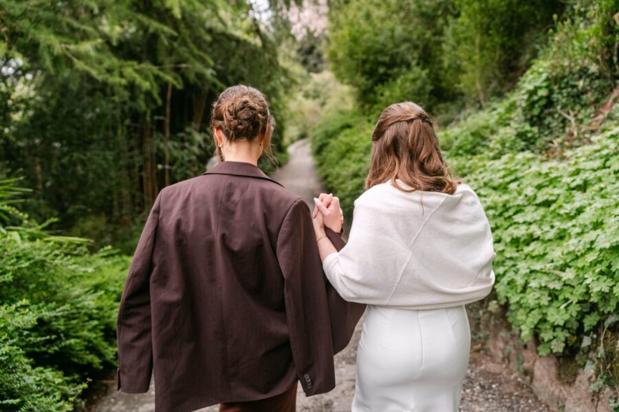 Hochzeit Insel Mainau Bodensee – Heiraten am Bodensee 120 Brautpaar Hand in Hand auf Gartenweg im Grünen