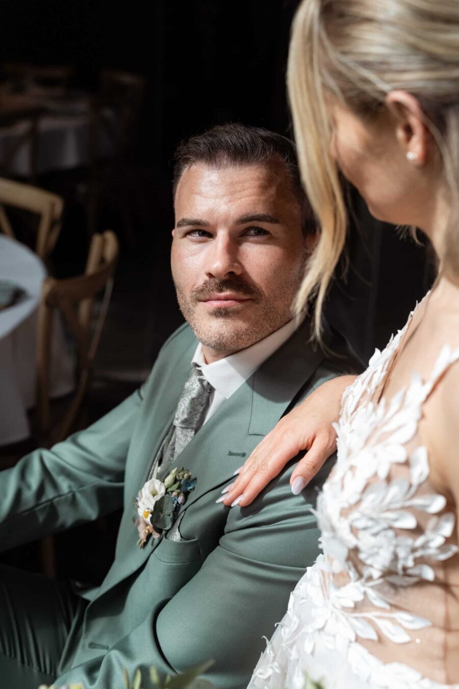 Elegantes Brautpaar im Gespräch bei der Hochzeit