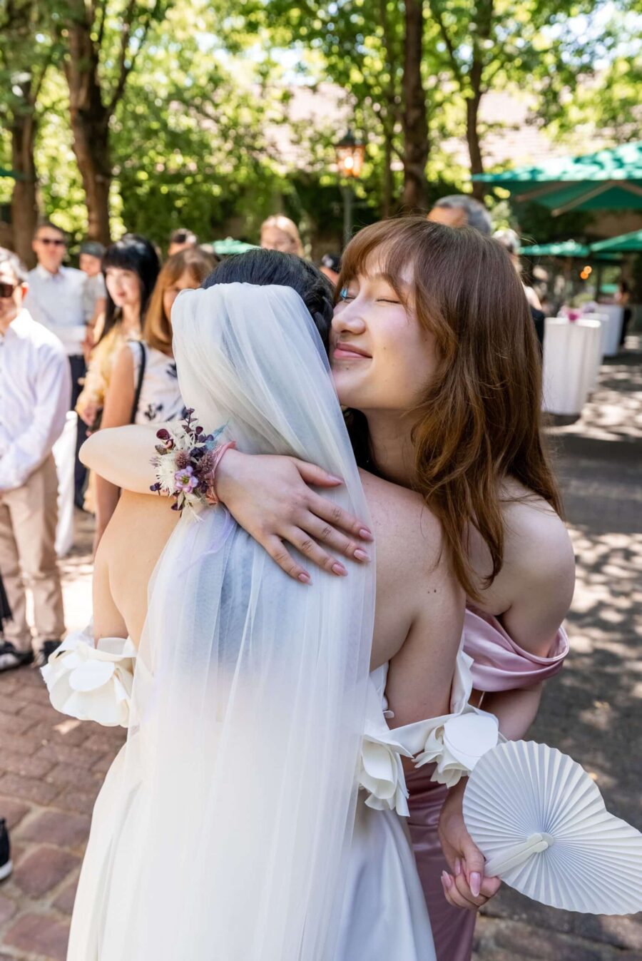 Umarmung der Braut im sommerlichen Garten, Hofgut Hünersdorff