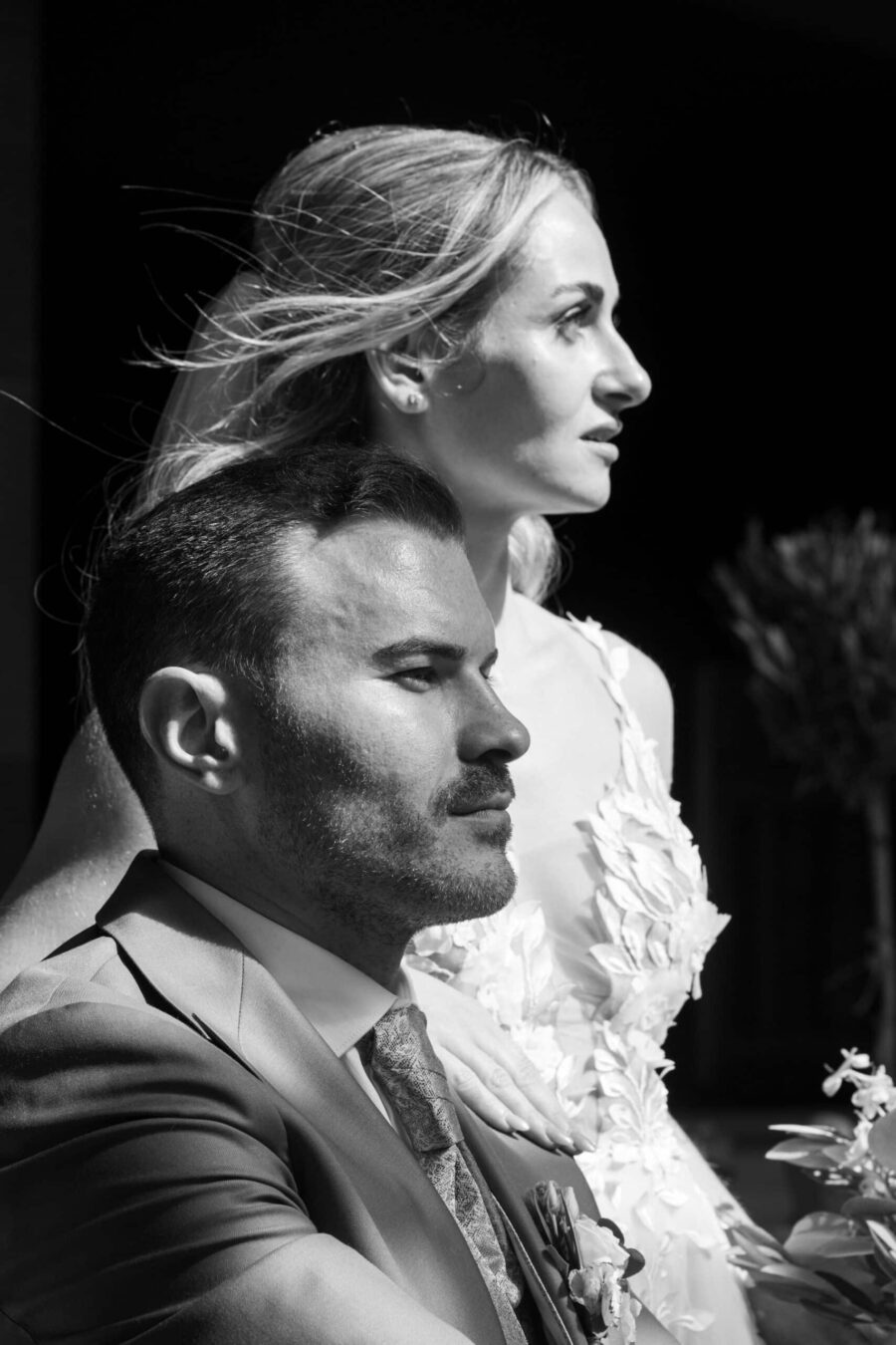 Brautpaar in eleganter Pose bei Hochzeit im Freien