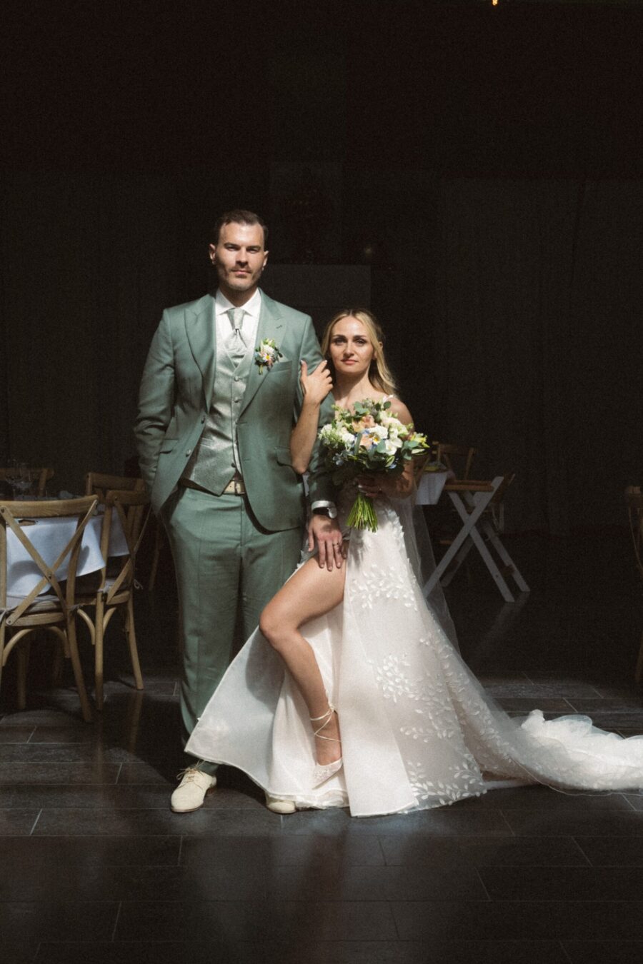 Brautpaar im eleganten Hochzeitsoutfit.