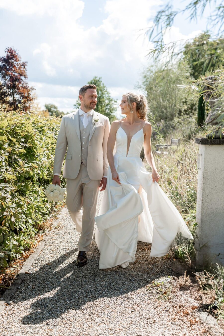 Hochzeit Villa Oriental | Editorial Summer Vibes & Live Cooking 358 Brautpaar spaziert im Garten, Villa Oriental