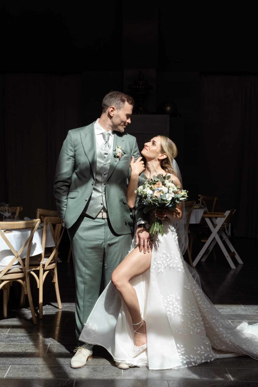 Brautpaar posiert in eleganter Hochzeitskleidung.