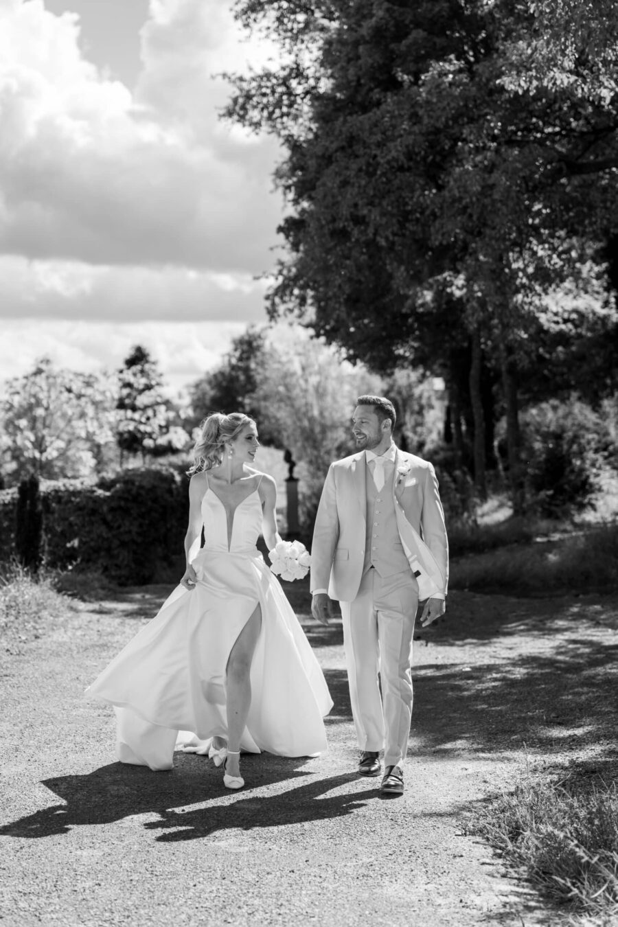 Hochzeit Villa Oriental | Editorial Summer Vibes & Live Cooking 86 Brautpaar spaziert Hand in Hand im Garten, Villa Oriental