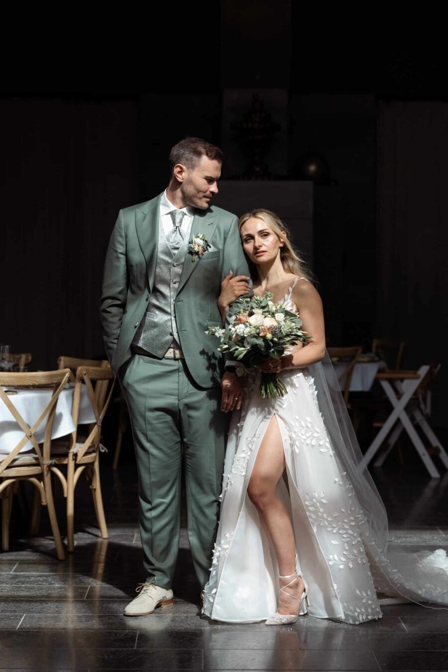 Brautpaar posiert elegant im Hochzeitssaal