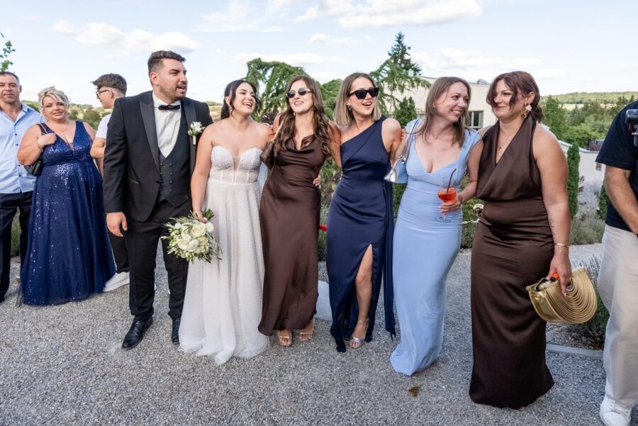 Hochzeitsgesellschaft fröhlich im Freien versammelt