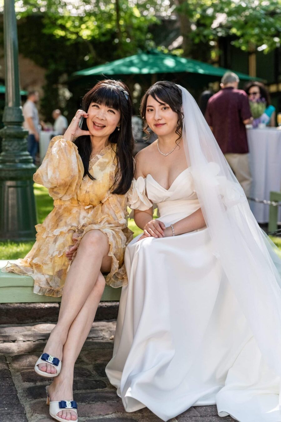 Braut mit Gast im Garten sitzend, Hofgut Hünersdorff