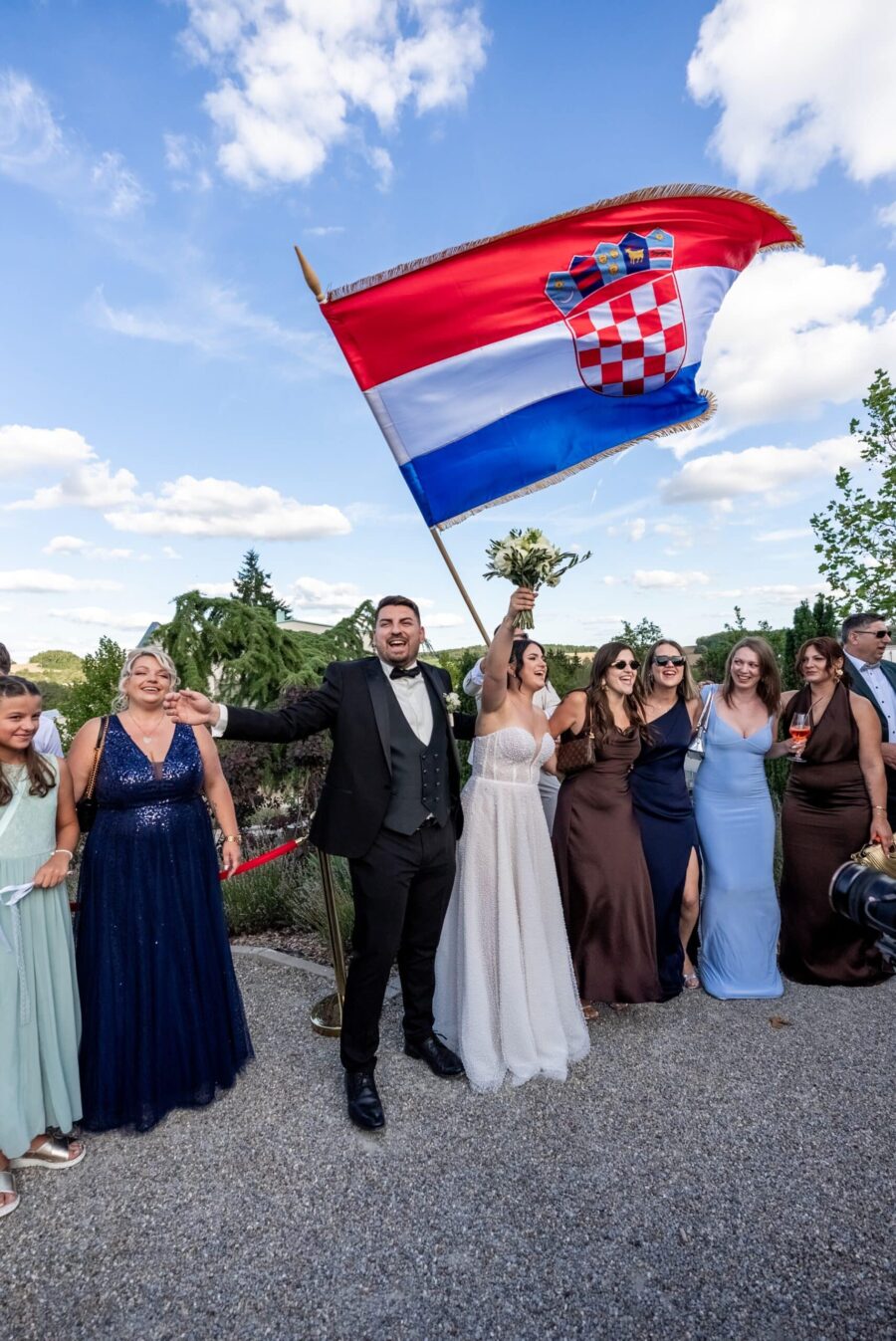 Hochzeitsgesellschaft mit kroatischer Flagge draußen