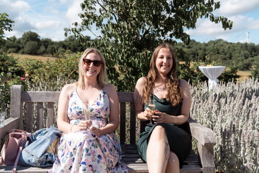Gäste trinken Sekt im sonnigen Garten