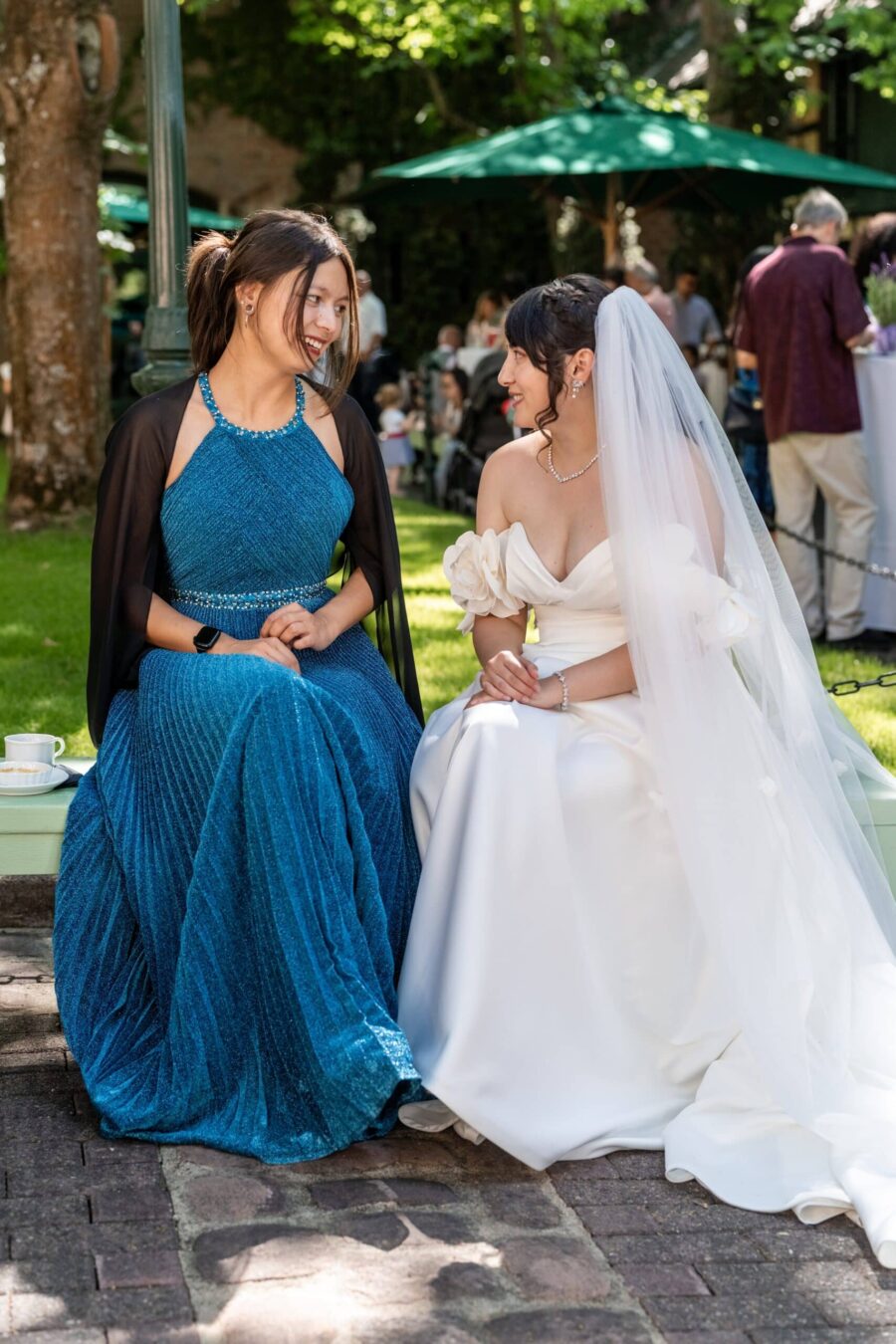 Braut und Freundin im Garten bei Sommerhochzeit, Hofgut Hünersdorff
