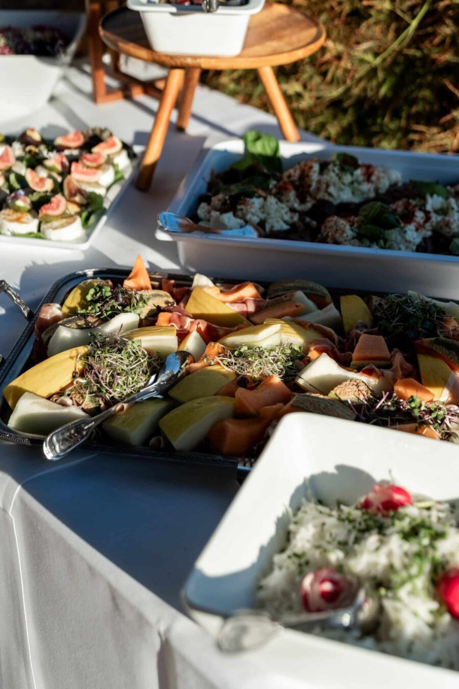 Hochzeitsbuffet mit frischem Obst und Salaten