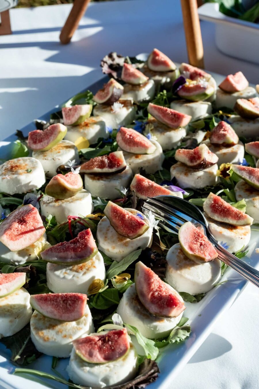 Käseplatte mit Feigen auf Hochzeitstafel